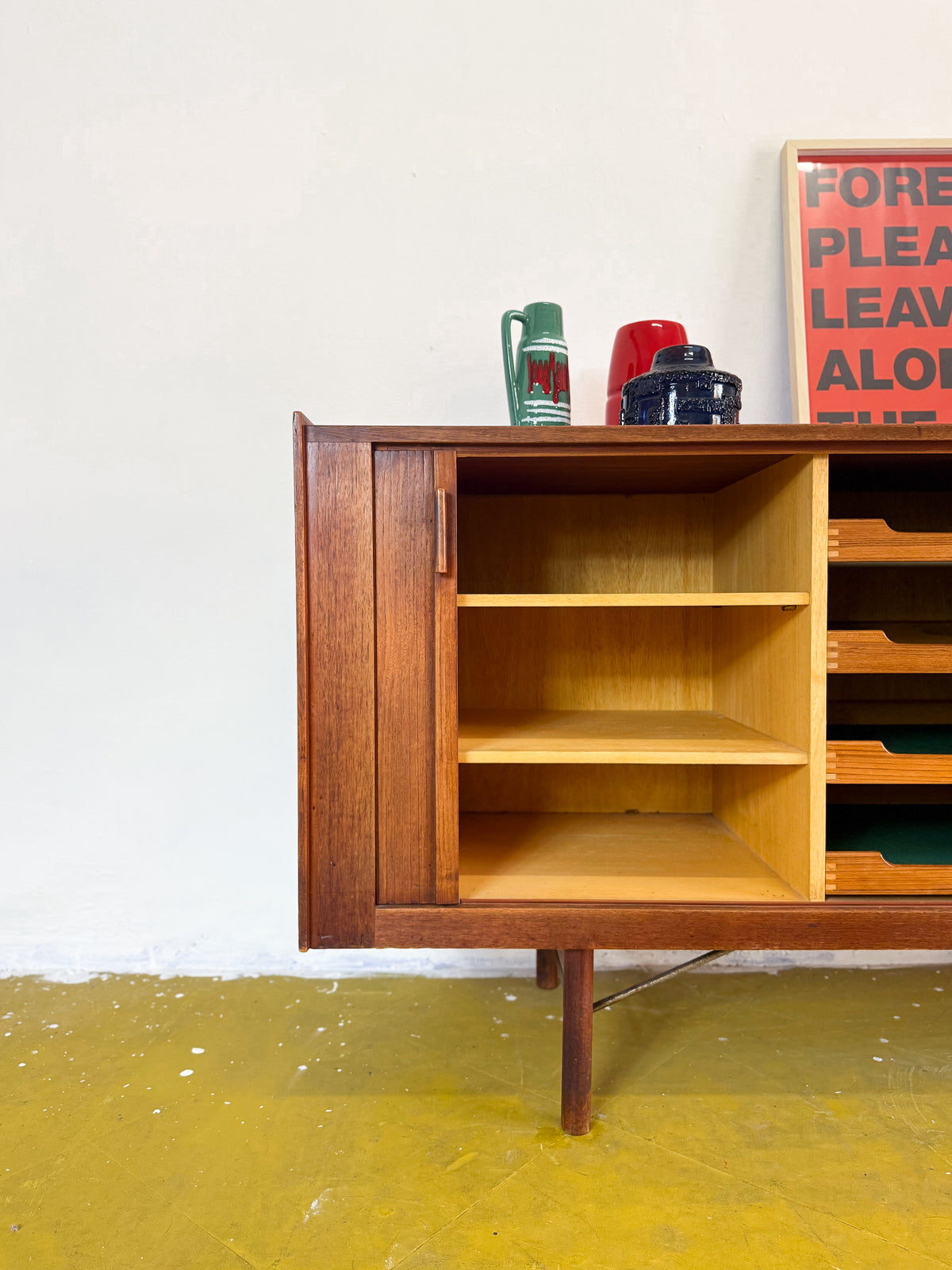Sideboard Ib Kofod-Larsen in teak anni 50, anta vano interno a giorno con ripiani regolabili dopo apertura anta