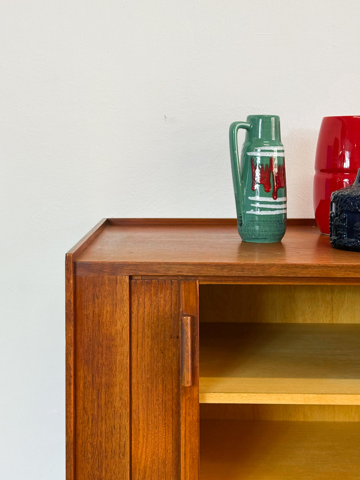 Sideboard Ib Kofod-Larsen in teak anni 50, vano interno a giorno con ripiani regolabili dopo apertura anta