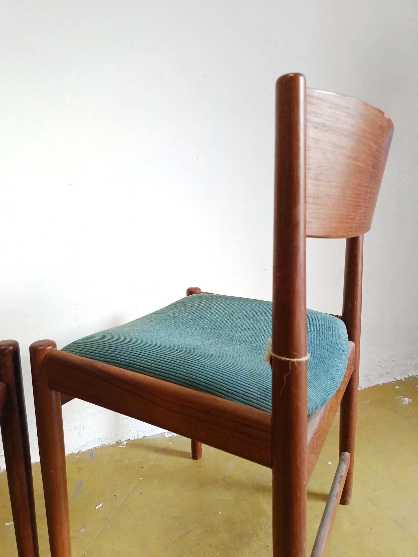 Coppia sedie vintage danesi Kurt Østervig Sibast teak anni 60, tre quarti frontale, sedute in velluto verde rifoderare a nuovo