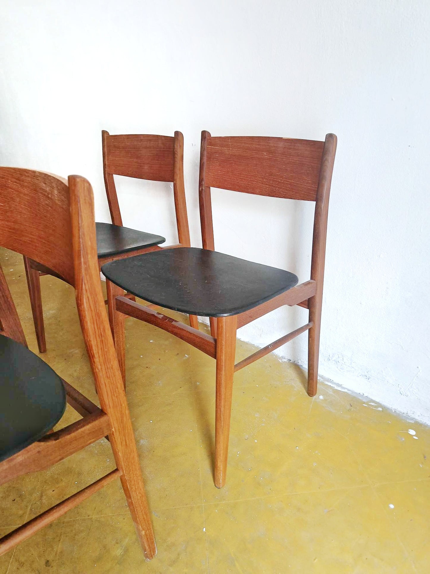 Sedia danese in teak anni 60 vista posteriore, schienale rettangolare e struttura in teak