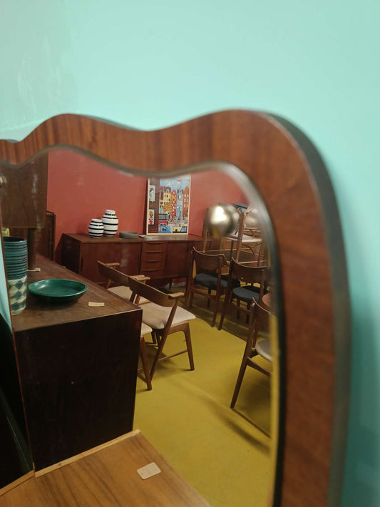 Dettaglio angolo cornice sagomata in teak dello specchio svedese vintage anni '50, vite cromata originale