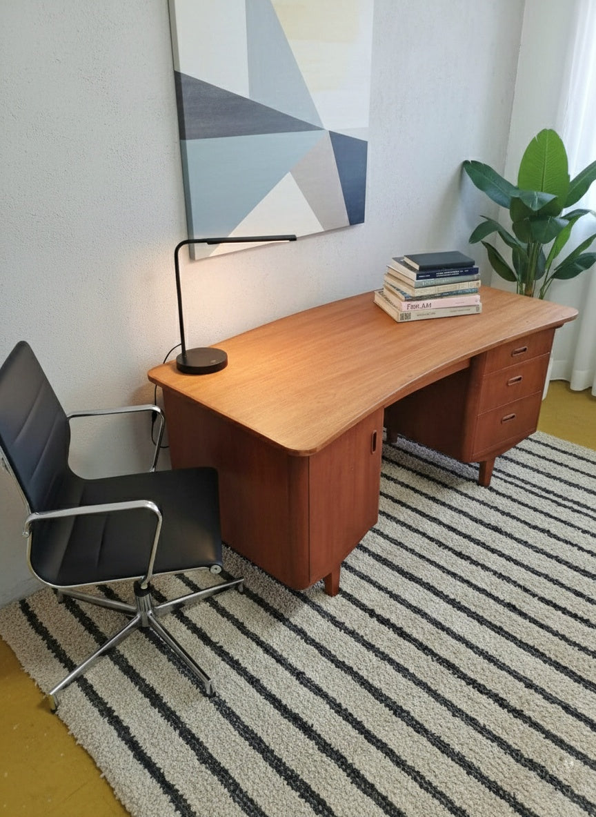 Scrivania vintage danese anni 50 in teak in contesto residenziale contemporaneo, piano curvo e design scandinavo mid-century
