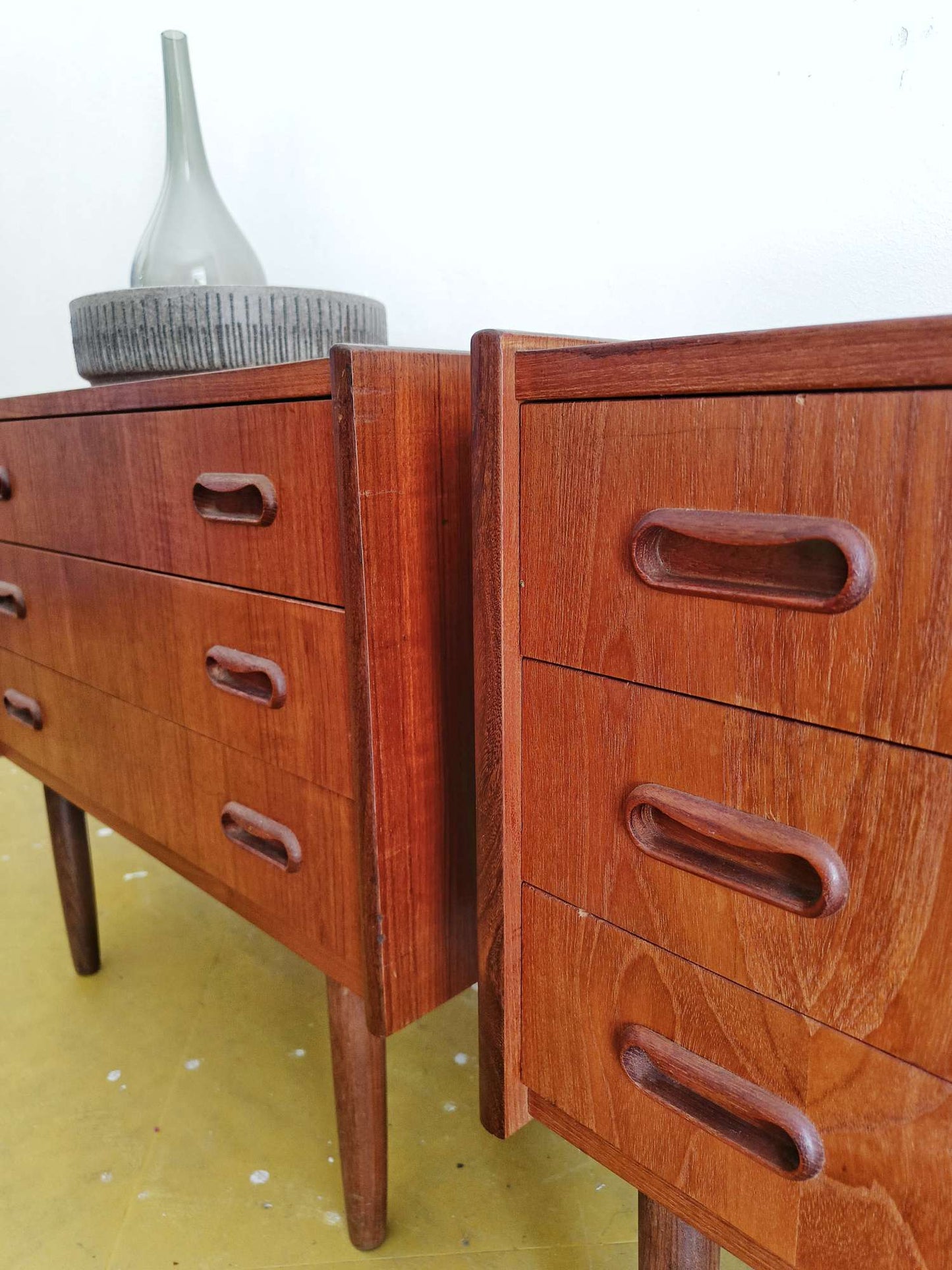 Coppia Comodini Vintage Danesi Teak Anni '50 | Tre Cassetti