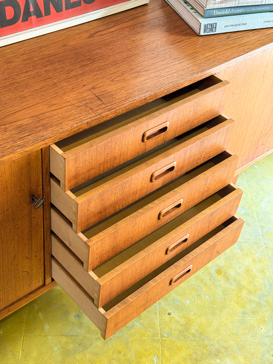 Vista frontale sideboard scandinavo ante laterali cassetti