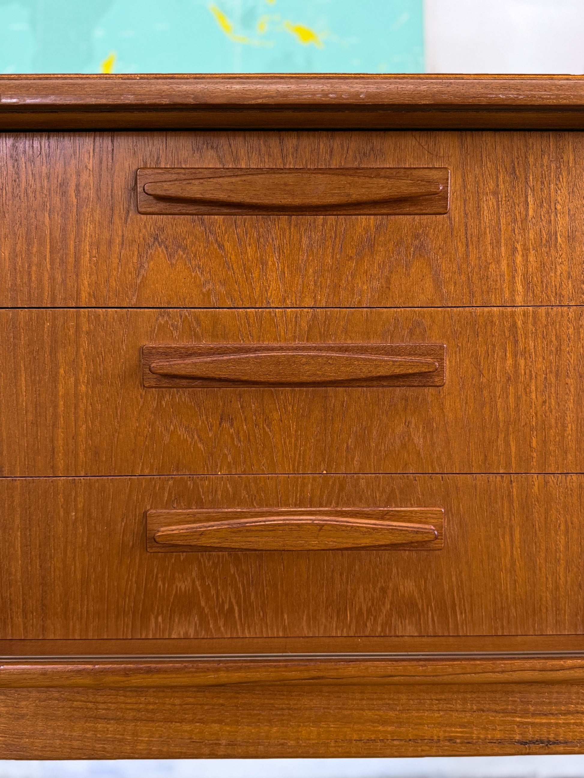 Maniglie minimaliste integrate sideboard design pulito