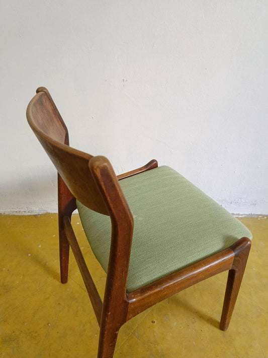 Sedia vintage danese P.E. Jørgensen in teak anni 50 60, vista tre quarti, struttura a curva continua e seduta imbottita verde