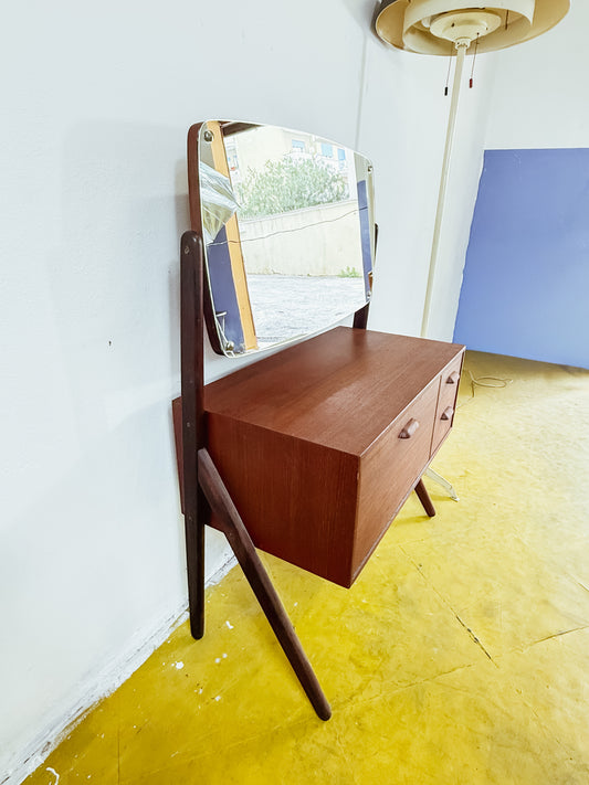 Toletta vintage danese teak anni 50, vista tre quarti, gambe a compasso angolate e montanti in teak che sorreggono lo specchio inclinabile