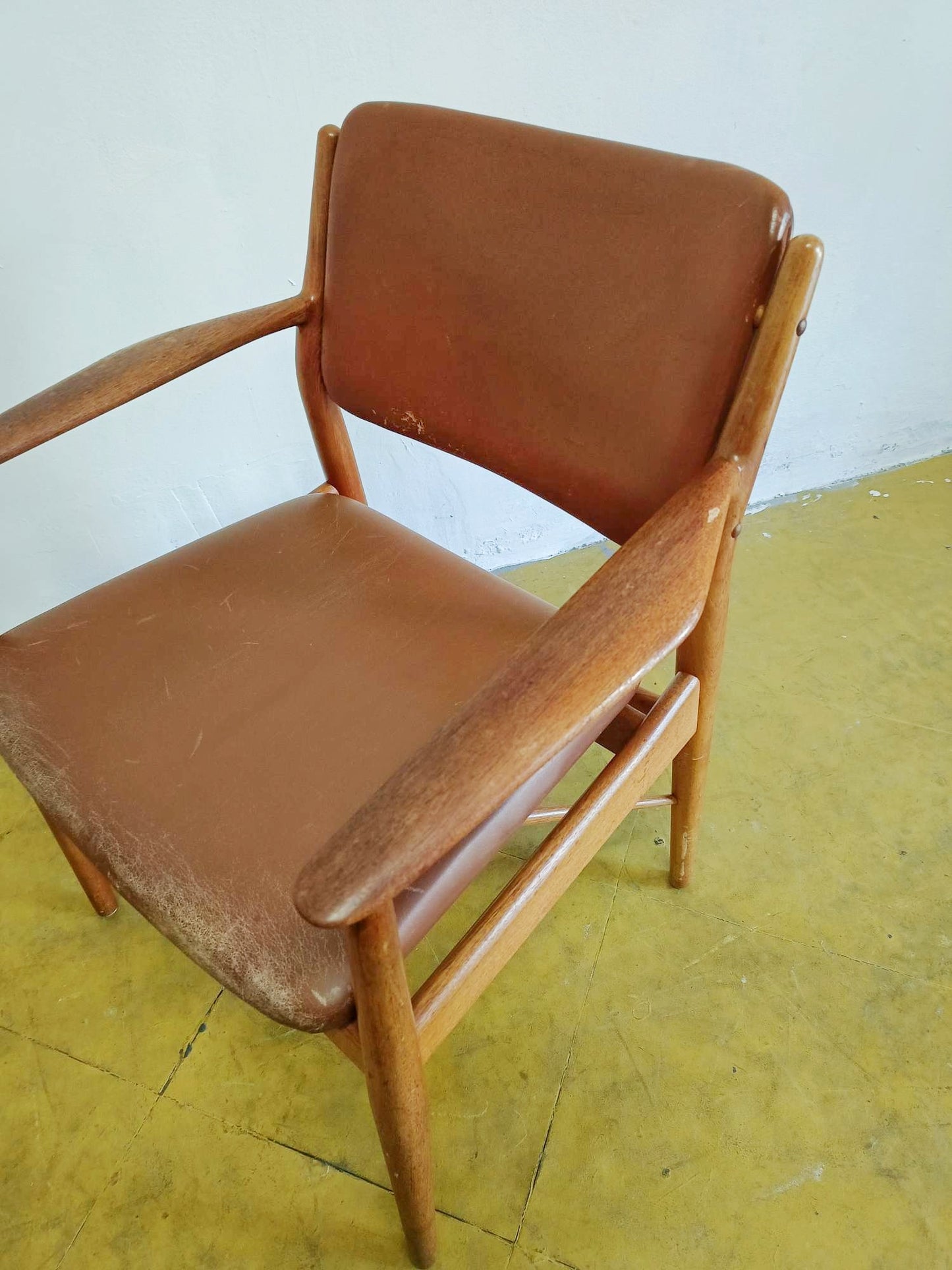 Dettaglio seduta in pelle della poltroncina vintage Arne Vodder teak anni 50, struttura in massello a vista