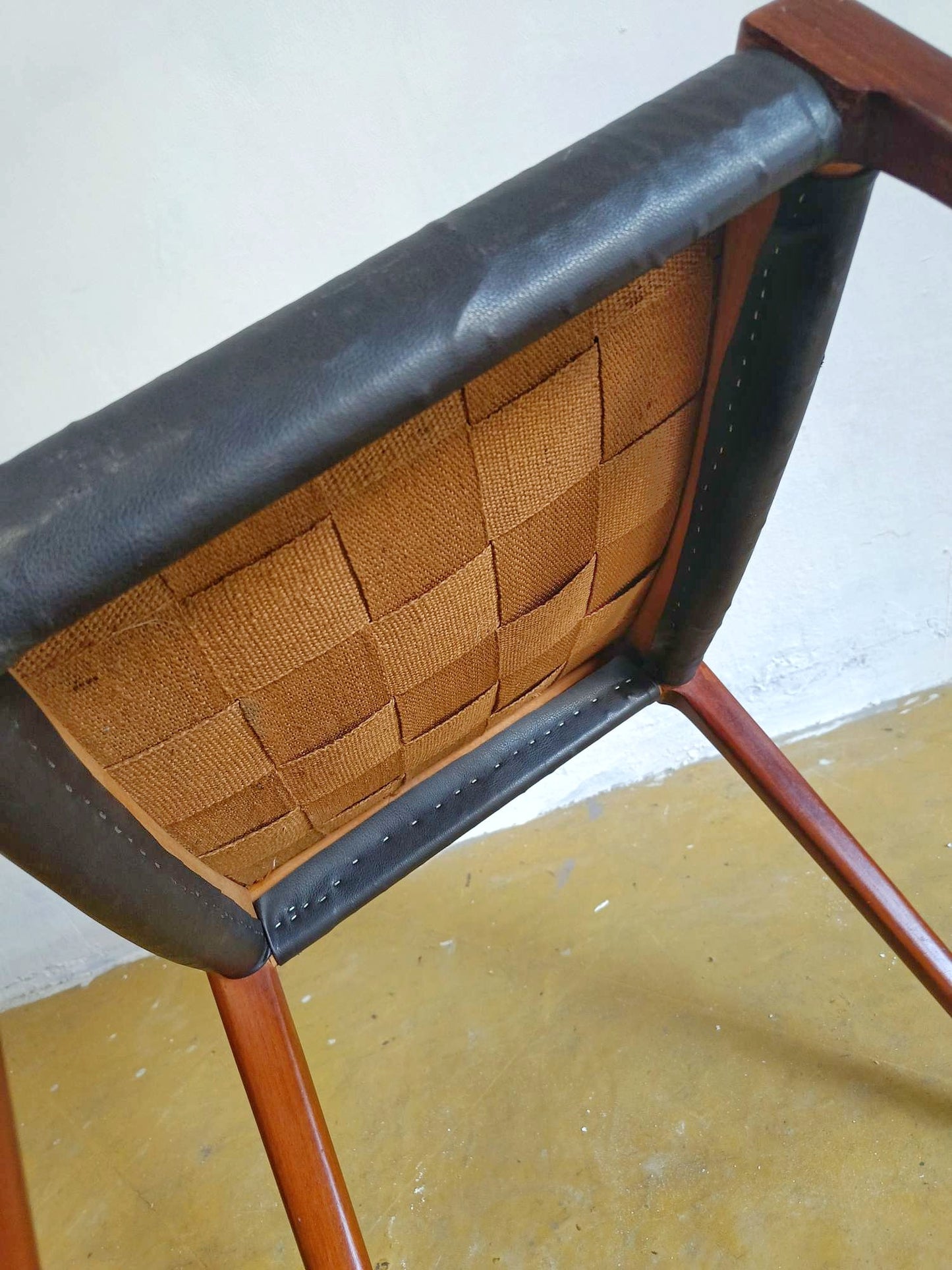 Dettaglio struttura inferiore con intreccio della sedia N.O. Møller mod. 71, costruzione artigianale danese anni 50