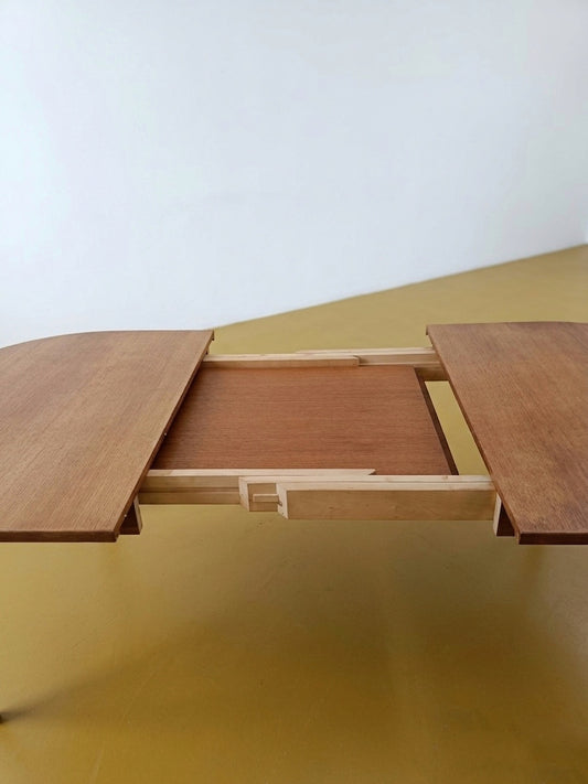 Tavolo ovale danese in teak anni 60, meccanismo di apertura centrale con 2 allunghe estraibili in teak