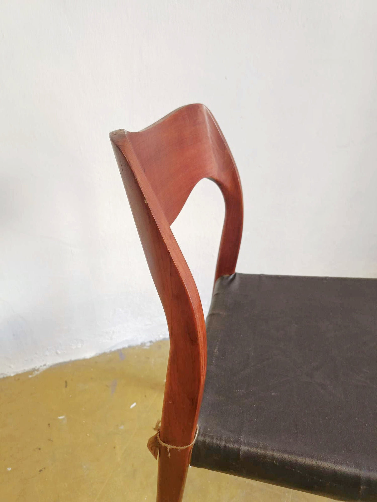 Profilo laterale destro sedia N.O. Møller mod. 71 teak, design danese anni 50, schienale curvato e seduta in pelle nera