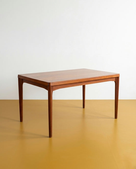 Tavolo Henning Kjærnulf in teak anni 60 vista di tre quarti, profilo laterale e gambe con raccordo curvilineo