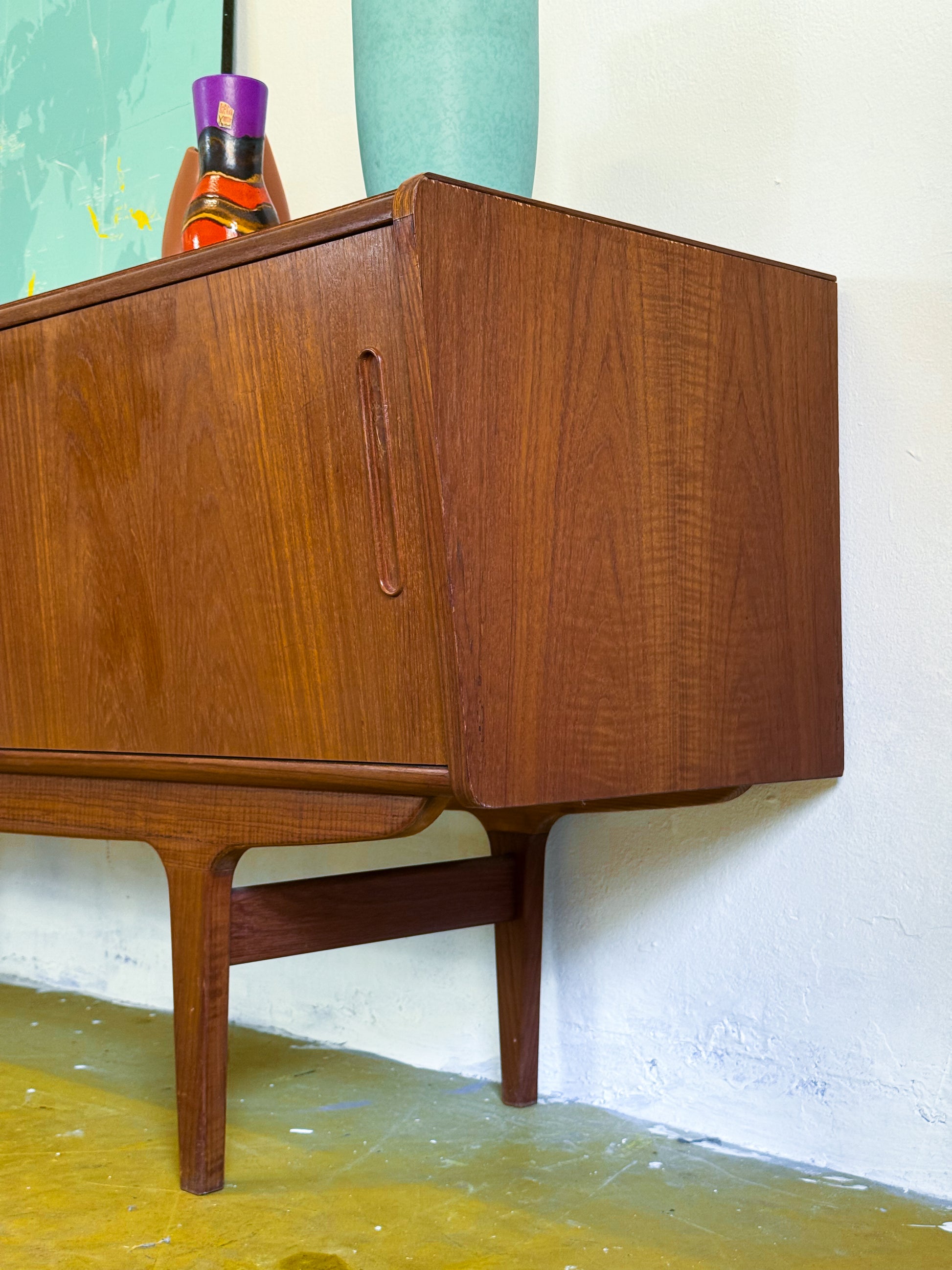 Vista laterale sideboard base sagomata