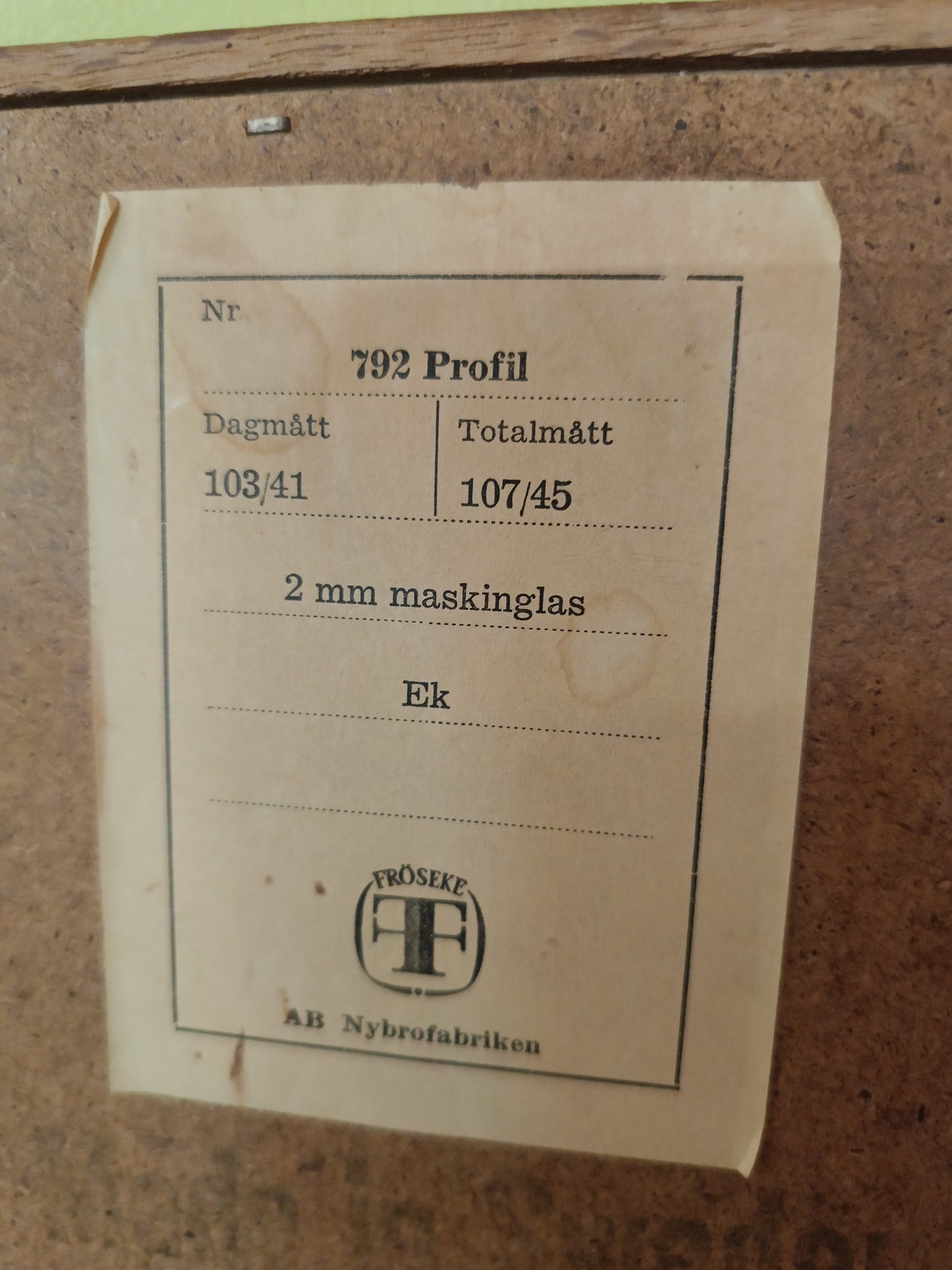 Etichetta originale AB Nybrofabriken sul retro dello specchio svedese anni '50, modello 792 Profil in rovere