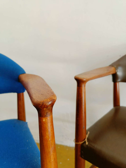 Dettaglio bracciolo tornito in teak della poltroncina Kurt Olsen anni 60, sedia con rivestimento in tessuto blu, lavorazione artigianale danese