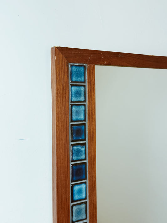 Dettaglio angolo cornice in teak con piastrelle ceramica blu dello specchio danese vintage anni '60