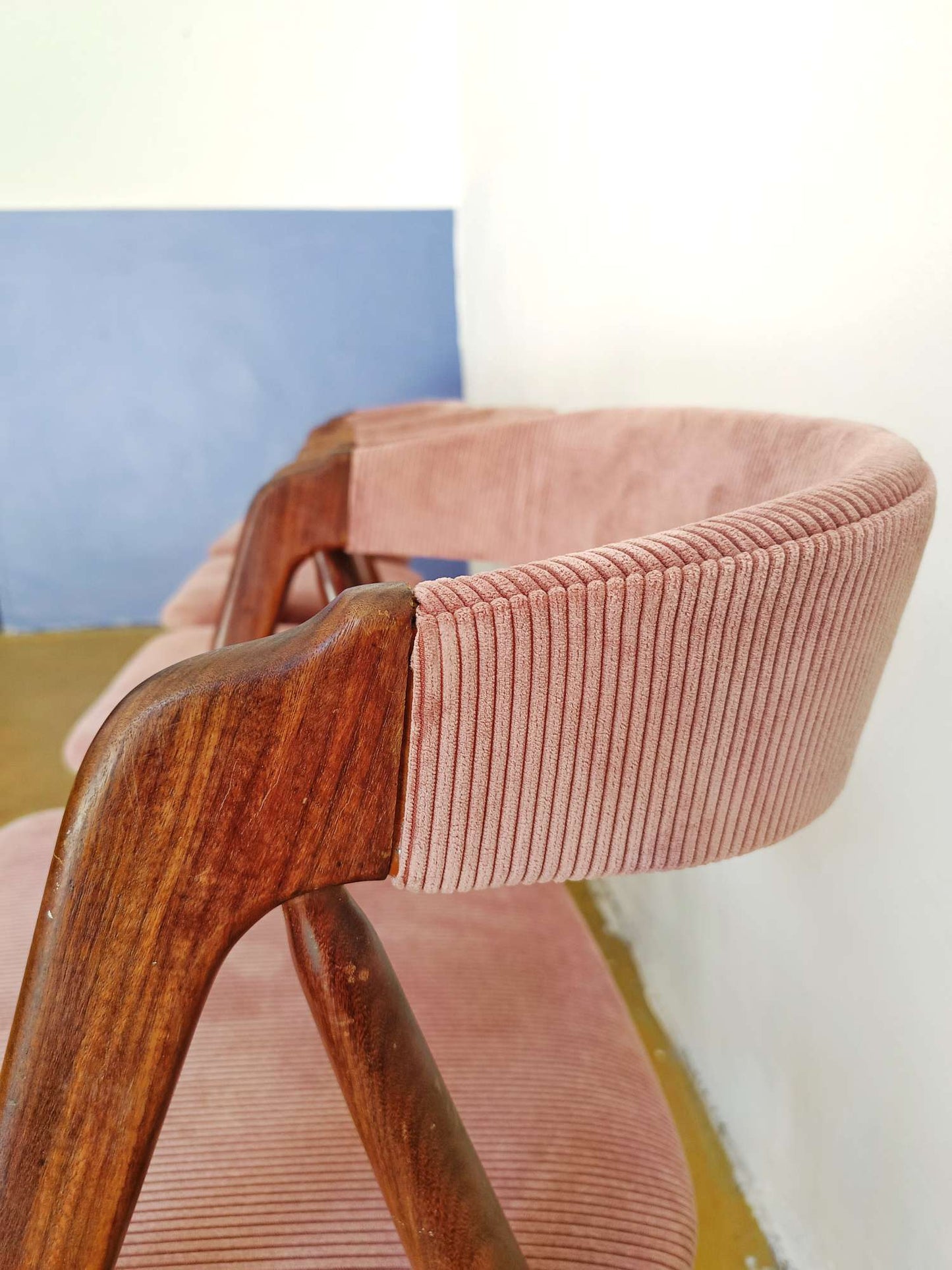 Sedia Th. Harlev mod. 205 in teak anni 60, dettaglio schienale avvolgente e raccordo con struttura ad A