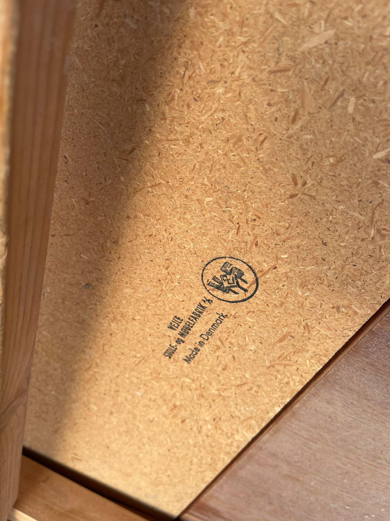 Etichetta originale su tavolo Henning Kjærnulf danese in teak anni 60, certificazione di autenticità