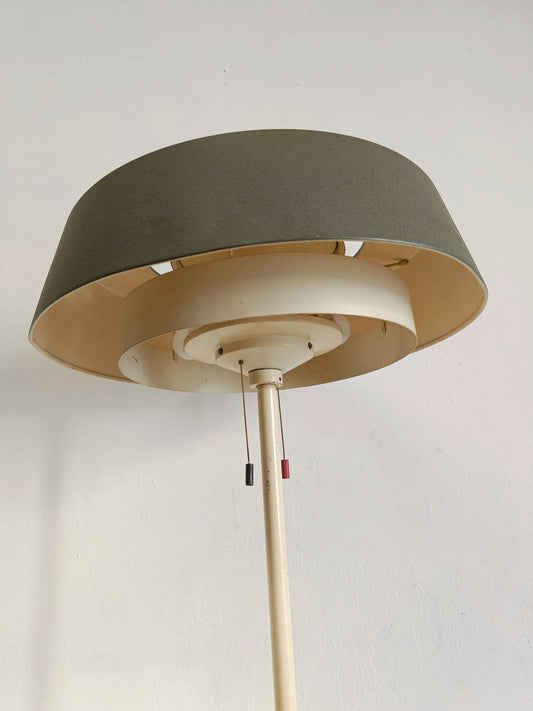 Dettaglio paralume orientabile alluminio contrasto bianco grigio design danese