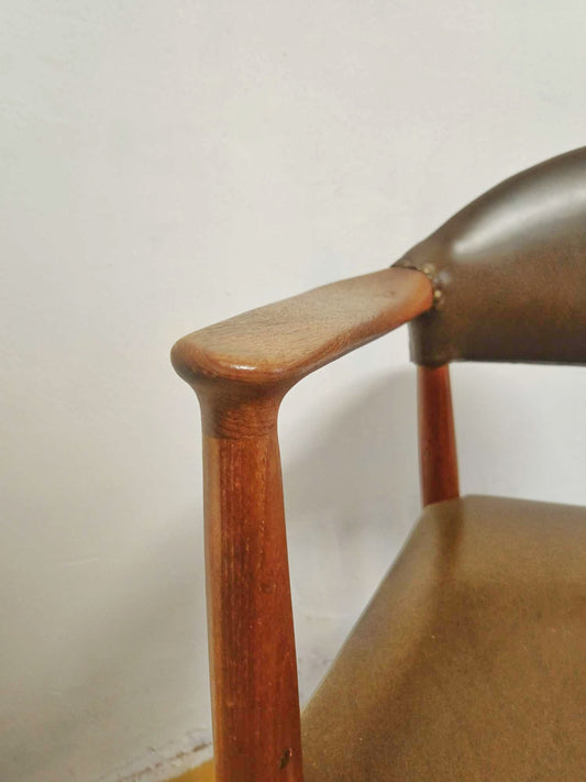 Dettaglio bracciolo in teak massello della poltroncina Kurt Olsen anni 60, ri