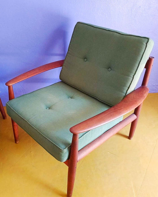 Vista laterale disposizione angolata seduta ergonomia poltrona Grete Jalk tea