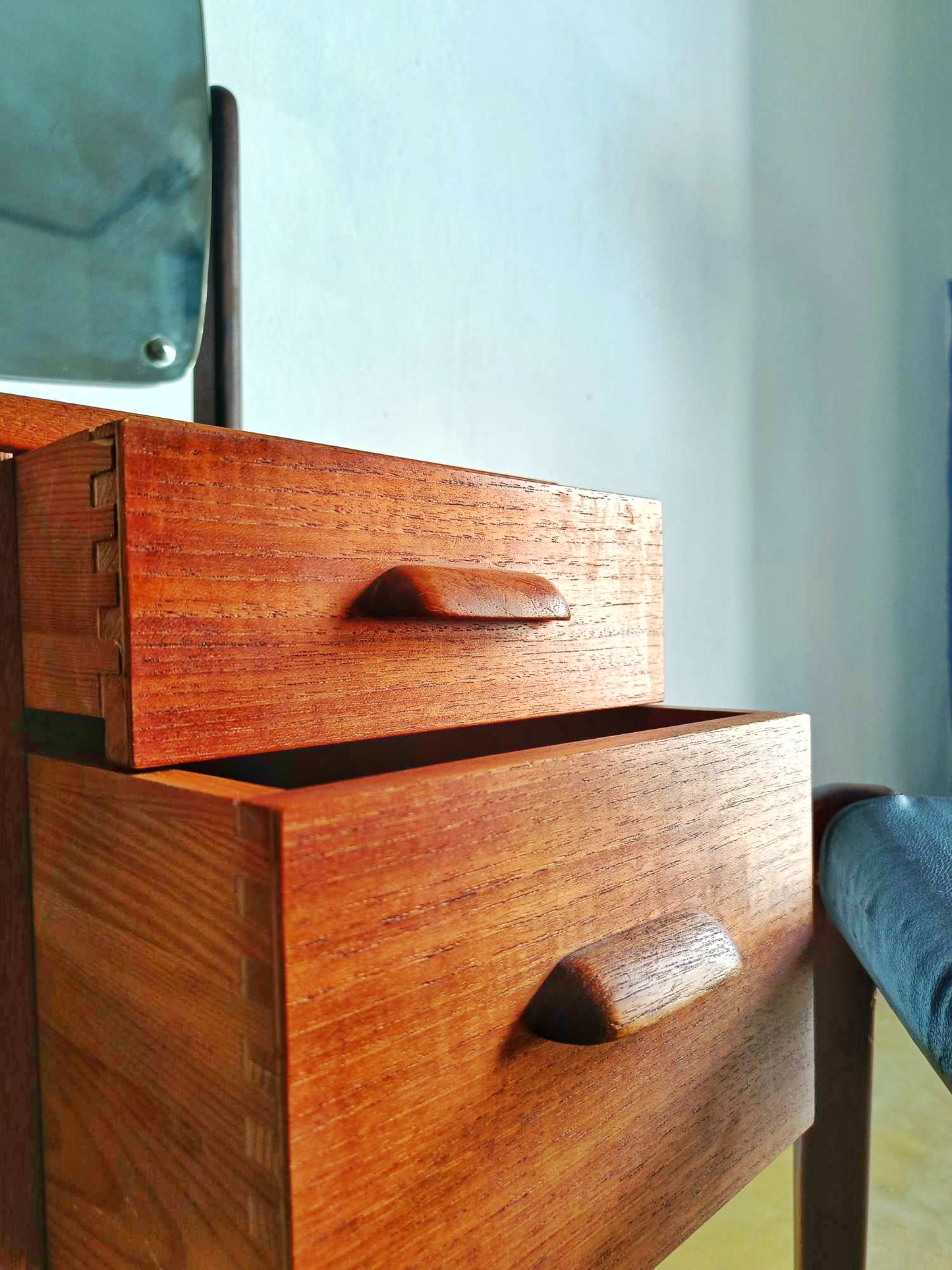 Particolare cassetti maniglie conchiglia integrate toletta design danese anni 50