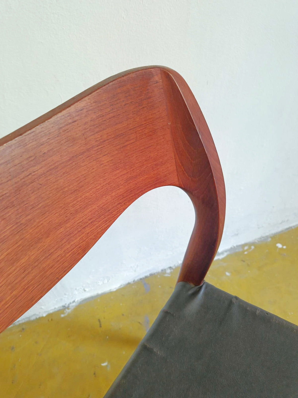 Dettaglio schienale curvato della sedia N.O. Møller mod. 71 in teak massello