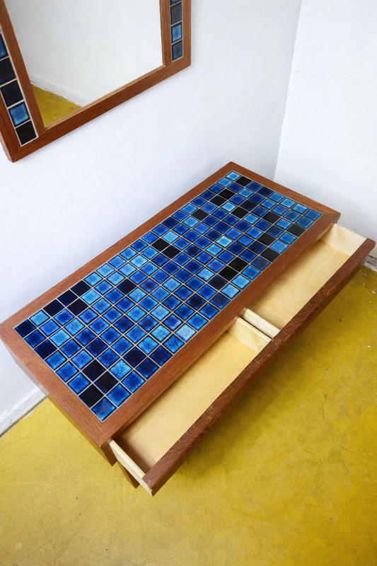 Vista dall'alto del piano in piastrelle ceramica blu del tavolino danese vintage anni '60 in teak