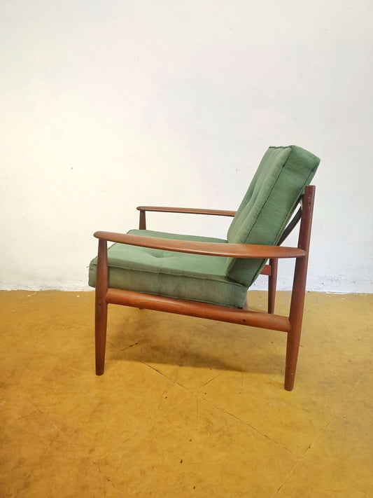 Poltrona Grete Jalk FD118 teak anni '60, vista laterale con cuscini in tessuto verde