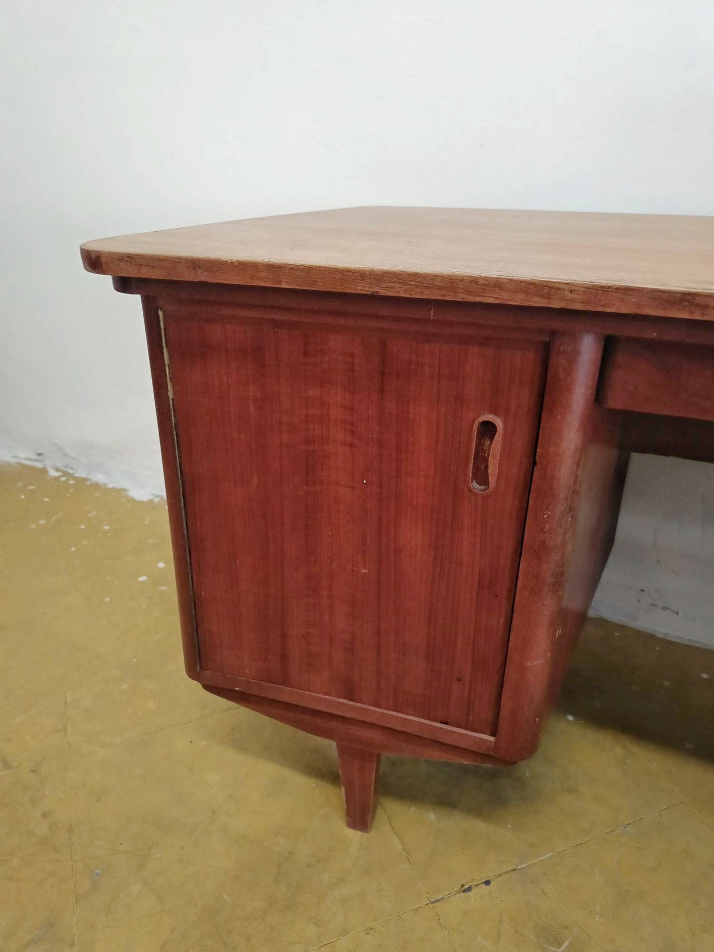 Dettaglio anta con maniglia integrata in teak della scrivania danese anni 50, vano laterale con chiusura artigianale