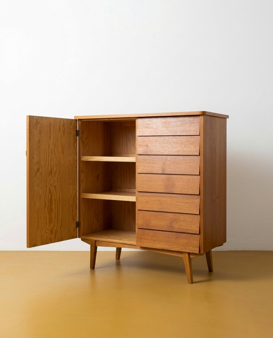 Credenza scandinava in teak anni 50 con anta aperta, vano interno a due ripiani e cassetti laterali