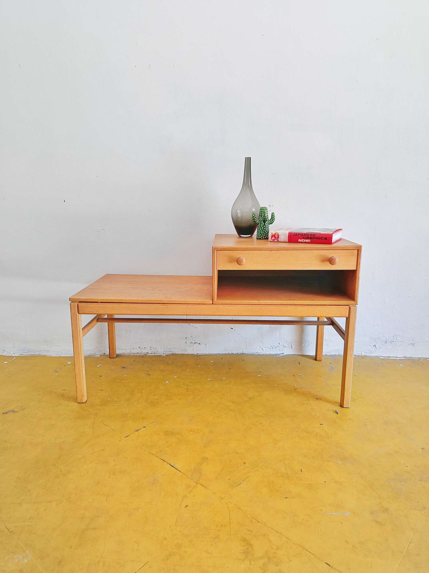 Vista completa versatilità utilizzo ingresso corridoio camera panca multifunzionale mid-century