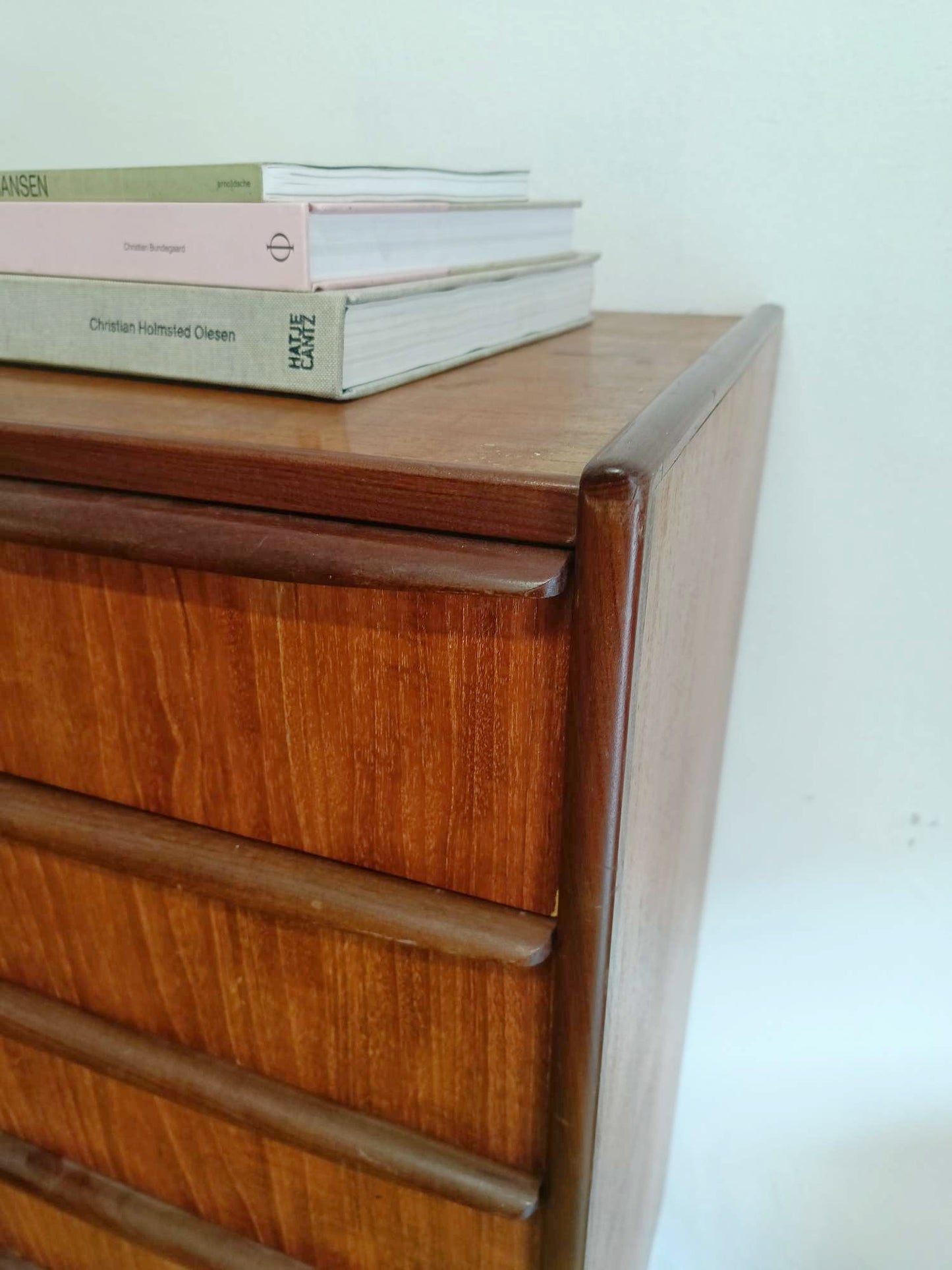Dettaglio bordo arrotondato in teak massello del piano superiore della cassettiera danese anni 50, lavorazione artigianale nordica