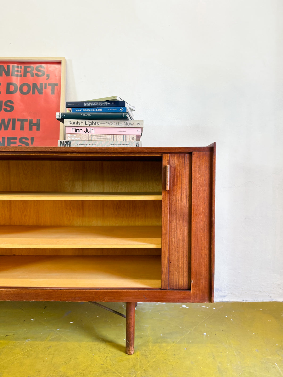 Sideboard Ib Kofod-Larsen in teak anni 50, dettaglio cassetto interno aperto con fondo in legno chiaro