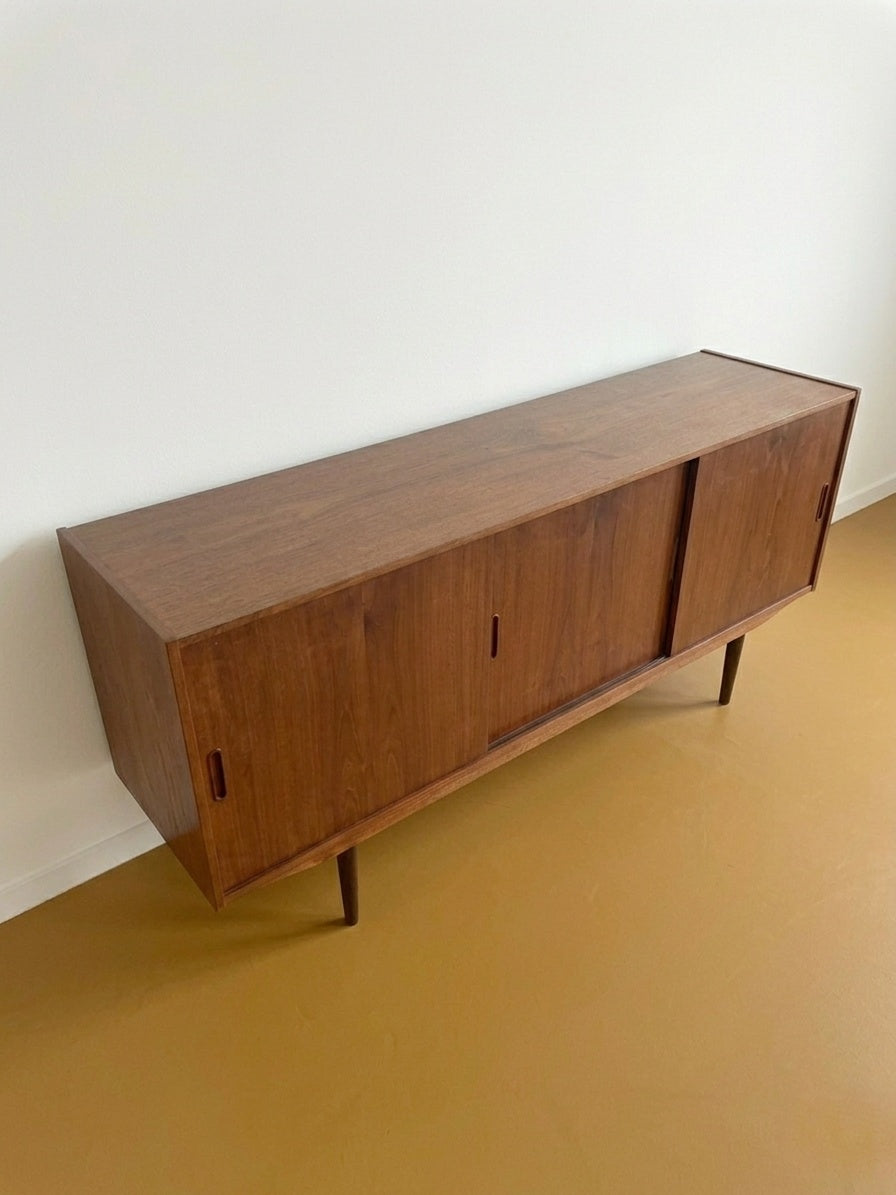 Sideboard danese anni '60 in teak, vista laterale diagonale con ante scorrevoli chiuse