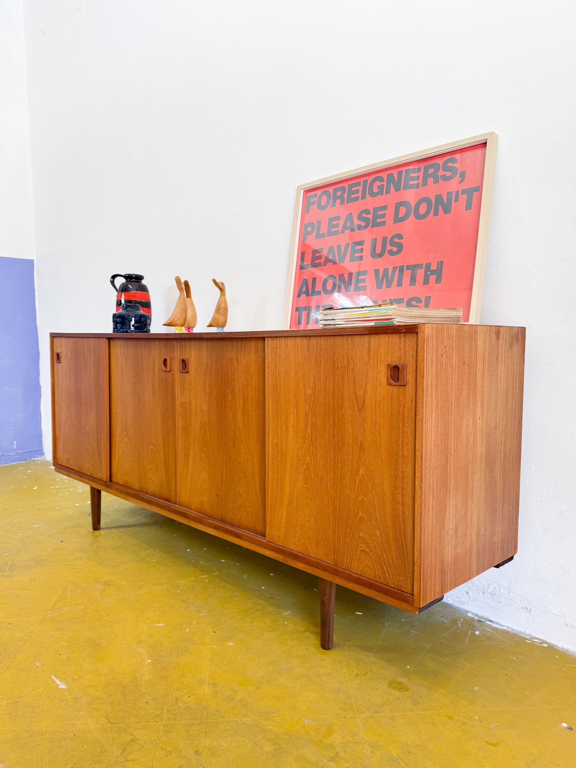 Sideboard vintage danese teak vista tre quarti configurazione lineare