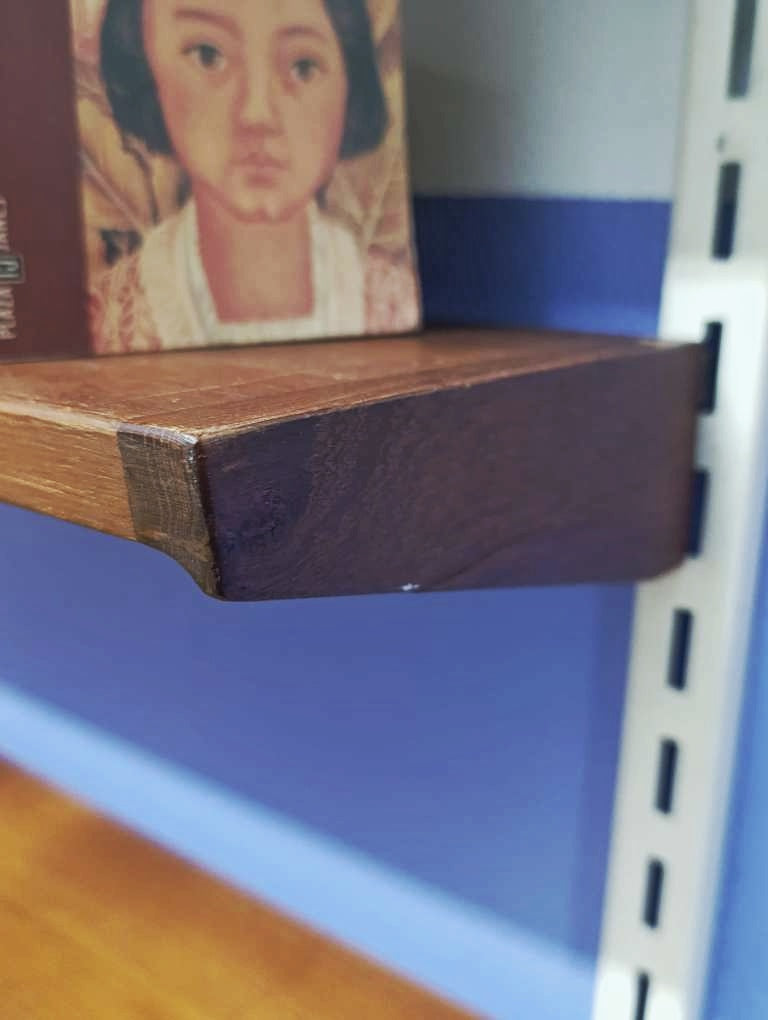 Dettaglio mensole diverse profondità sistema dinamico libreria Kai Kristiansen scandinava