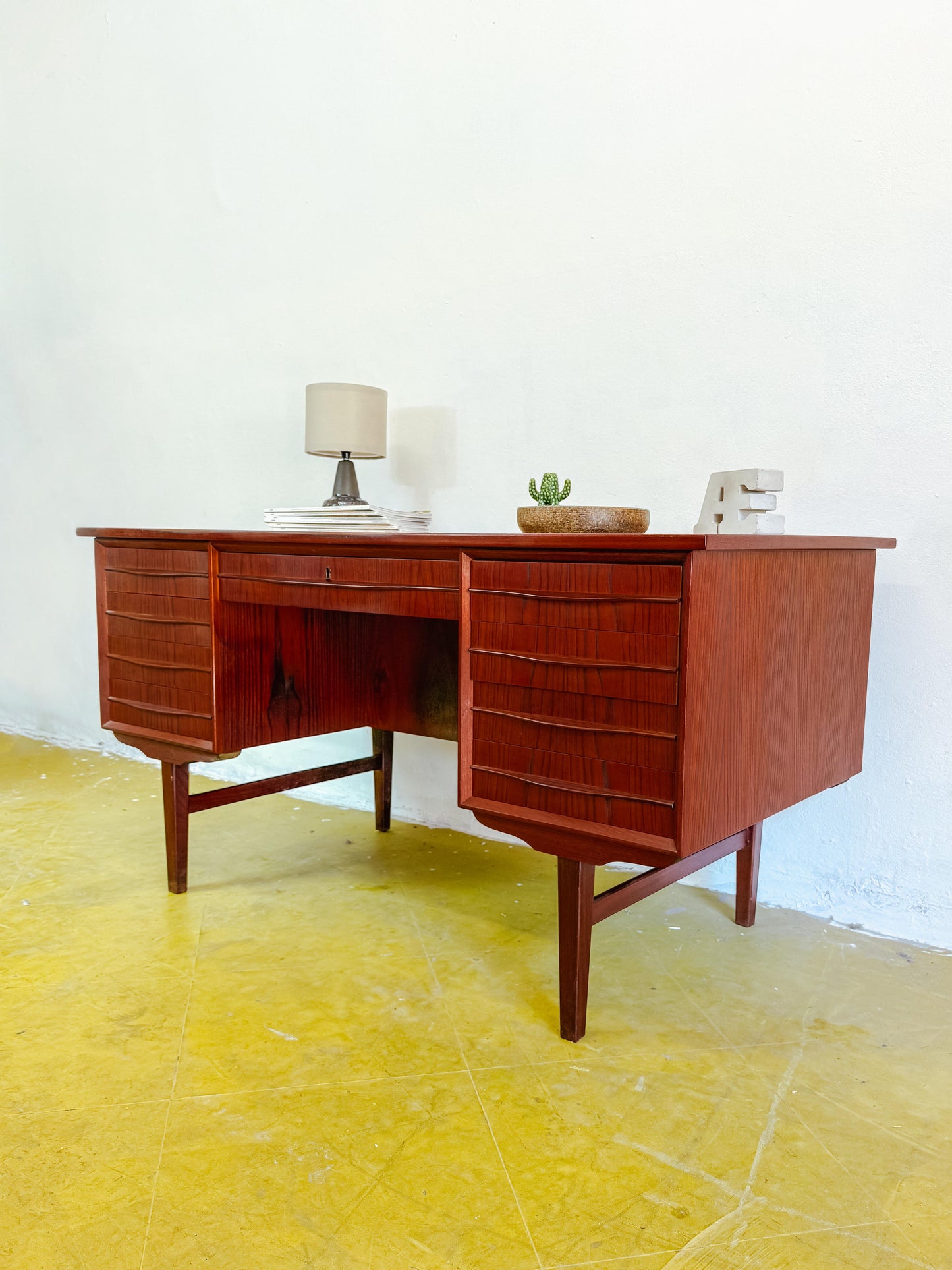 Vista angolare composizione equilibrata armoniosa scrivania vintage danese