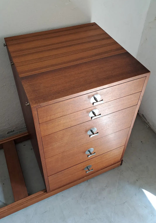 Modulo cassettiera in teak della libreria Finn Juhl France & Son, maniglie in alluminio cromato