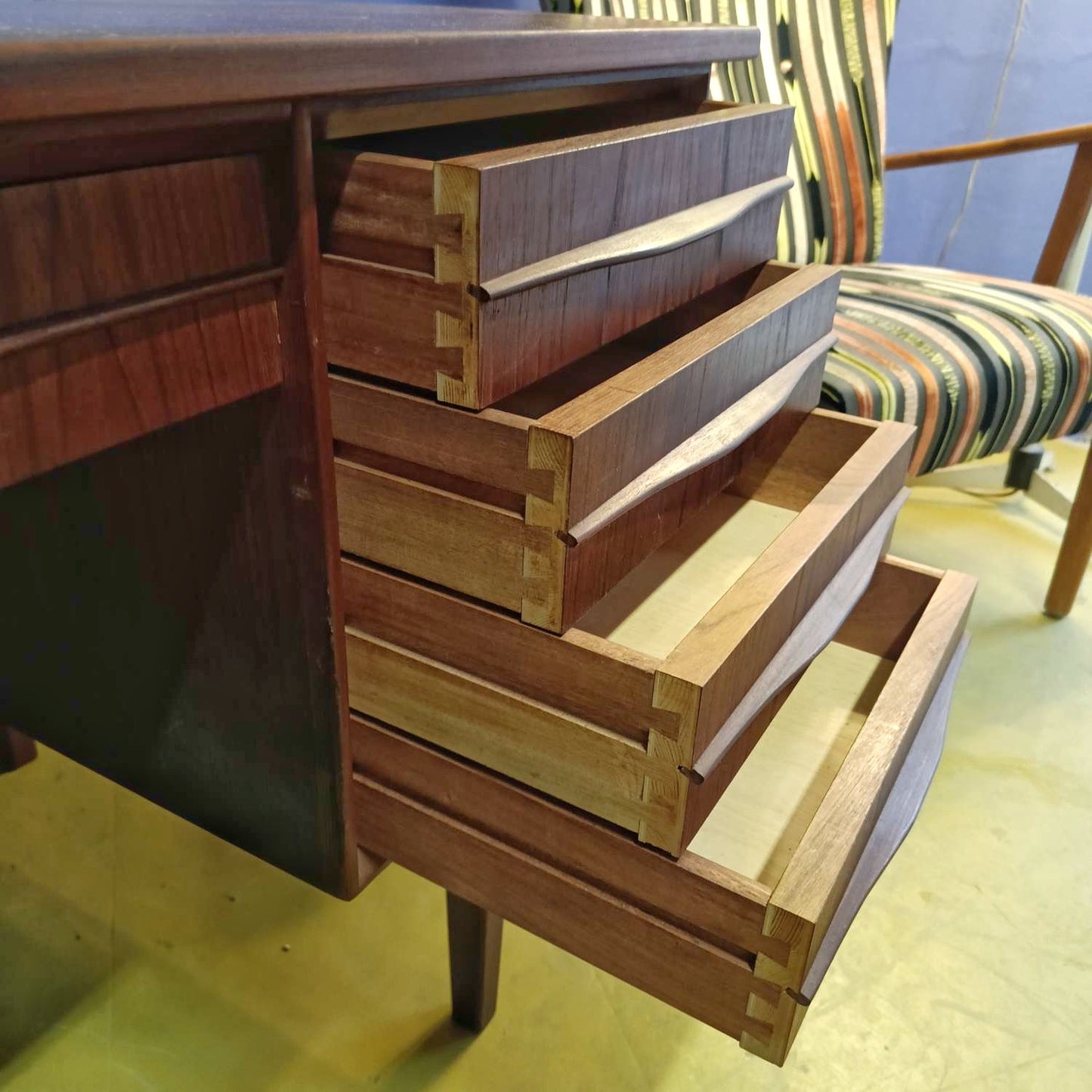 Scrivania design danese vintage anni 50 [88vnt] misure L.143 H.74 P.75