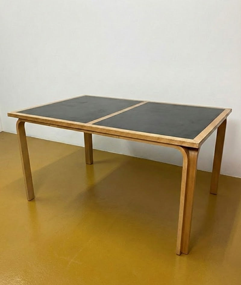 Tavolo Magnus Olsen danese in quercia e formica nera anni 50, piano bicolore componibile, gambe curve, 136 cm