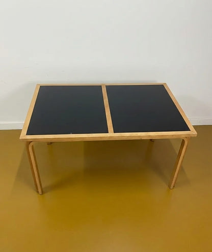 Tavolo Magnus Olsen in quercia e formica nera anni 50 vista frontale, piano rettangolare e gambe curve