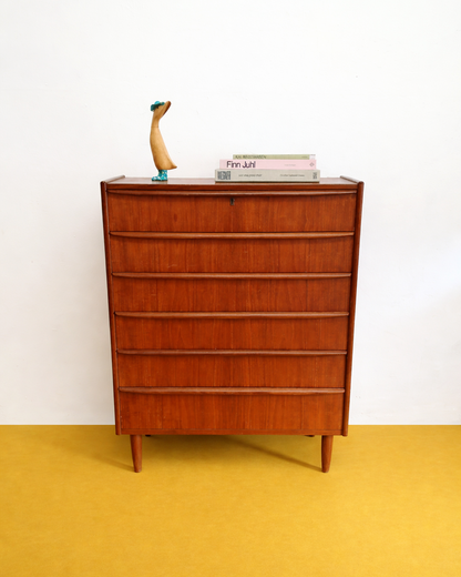 Cassettiera danese anni 50 in teak, vista frontale, sei cassetti con maniglie integrate a filo e gambe affusolate tornite