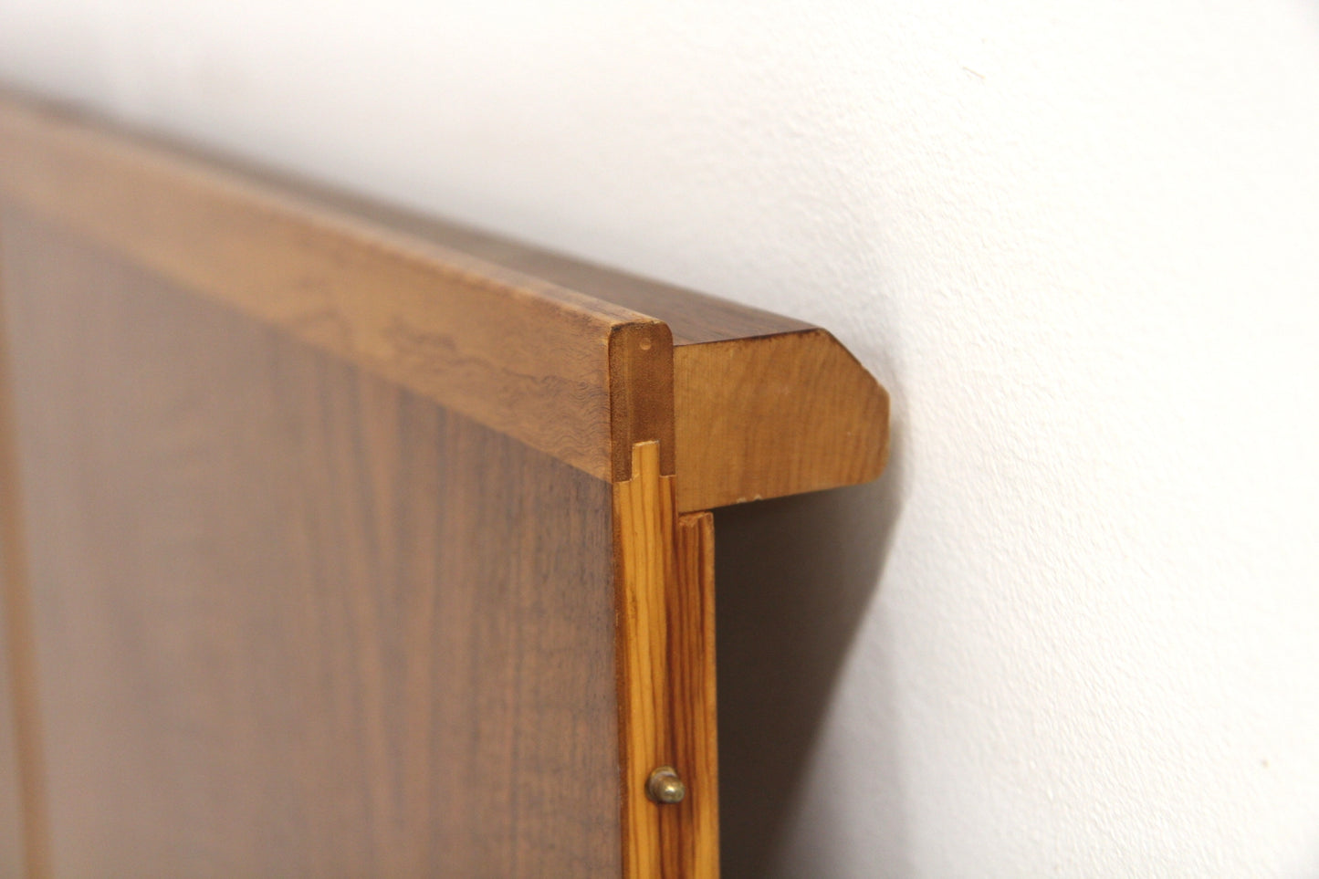 Tavolo tondo "Facett 3-132" Bertil Fridhagen design svedese anni 60 | noce | sw29125