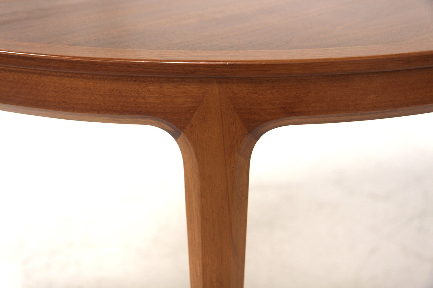 Tavolo tondo "Facett 3-132" Bertil Fridhagen design svedese anni 60 | noce | sw29125