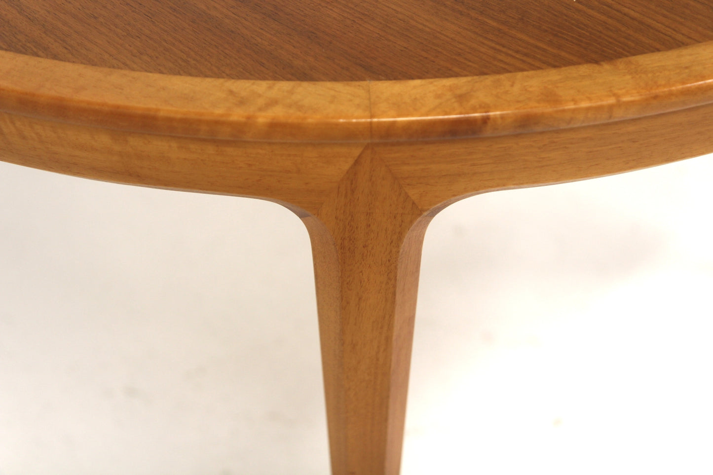 Tavolo tondo "Facett 3-132" Bertil Fridhagen design svedese anni 60 | noce | sw29300