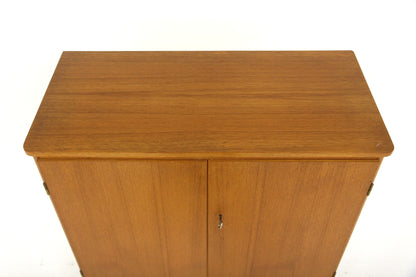 Armadio teak due ante scorrevoli | design danese anni '50 | 82 cm | sw29487