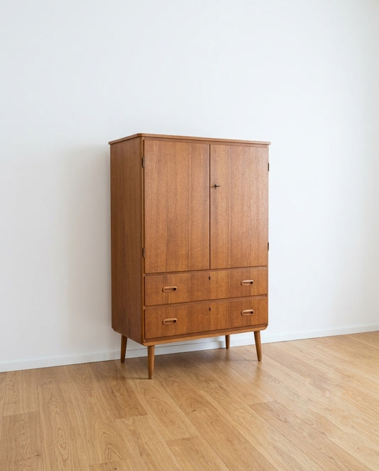 Armadio danese vintage anni '50 in teak, vista frontale