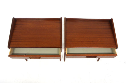 Coppia di comodini svedesi anni '60 in teak  vista ravvicinata dei cassetti affiancati con maniglie a incasso