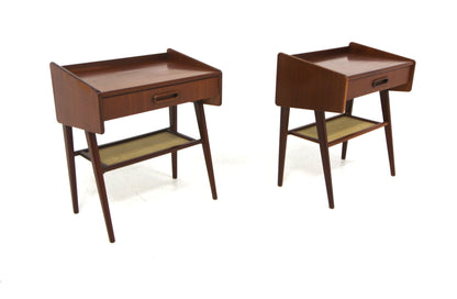 Coppia di comodini svedesi anni '60 in teak - vista laterale con gambe affusolate e ripiano in canna